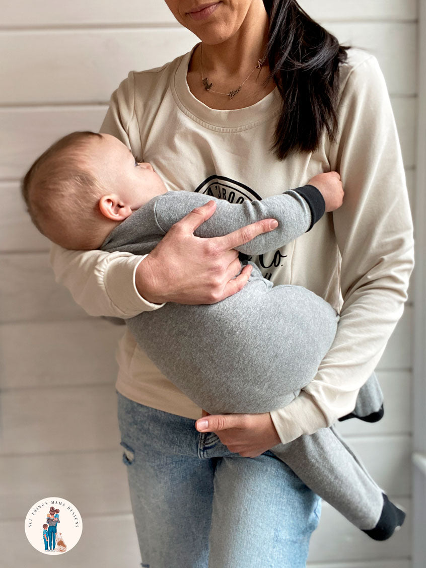 Women wearing a beige crewneck sweatshirt with a design logo Mama&